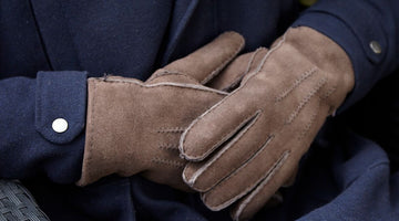 Les hommes sont beaux et débonnaires dans une paire de gants en peau de mouton