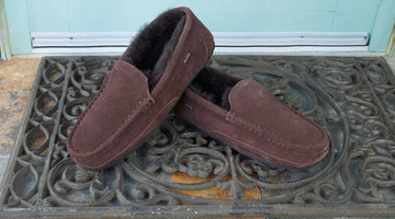 Chaussons mocassins en peau de mouton : pantoufles douces et solides pour vous protéger pendant la froide saison hivernale.