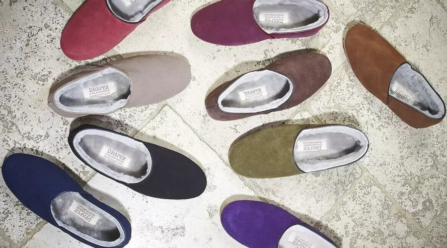 Lammfell-Hausschuhe – trendige Herrenschuhe, die zu jeder Kleidung passen