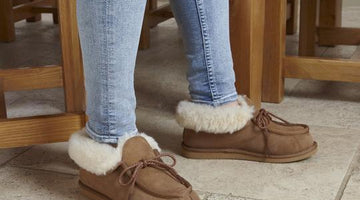 Achetez une paire de pantoufles de luxe en peau de mouton et offrez à vos pieds le plus grand confort.