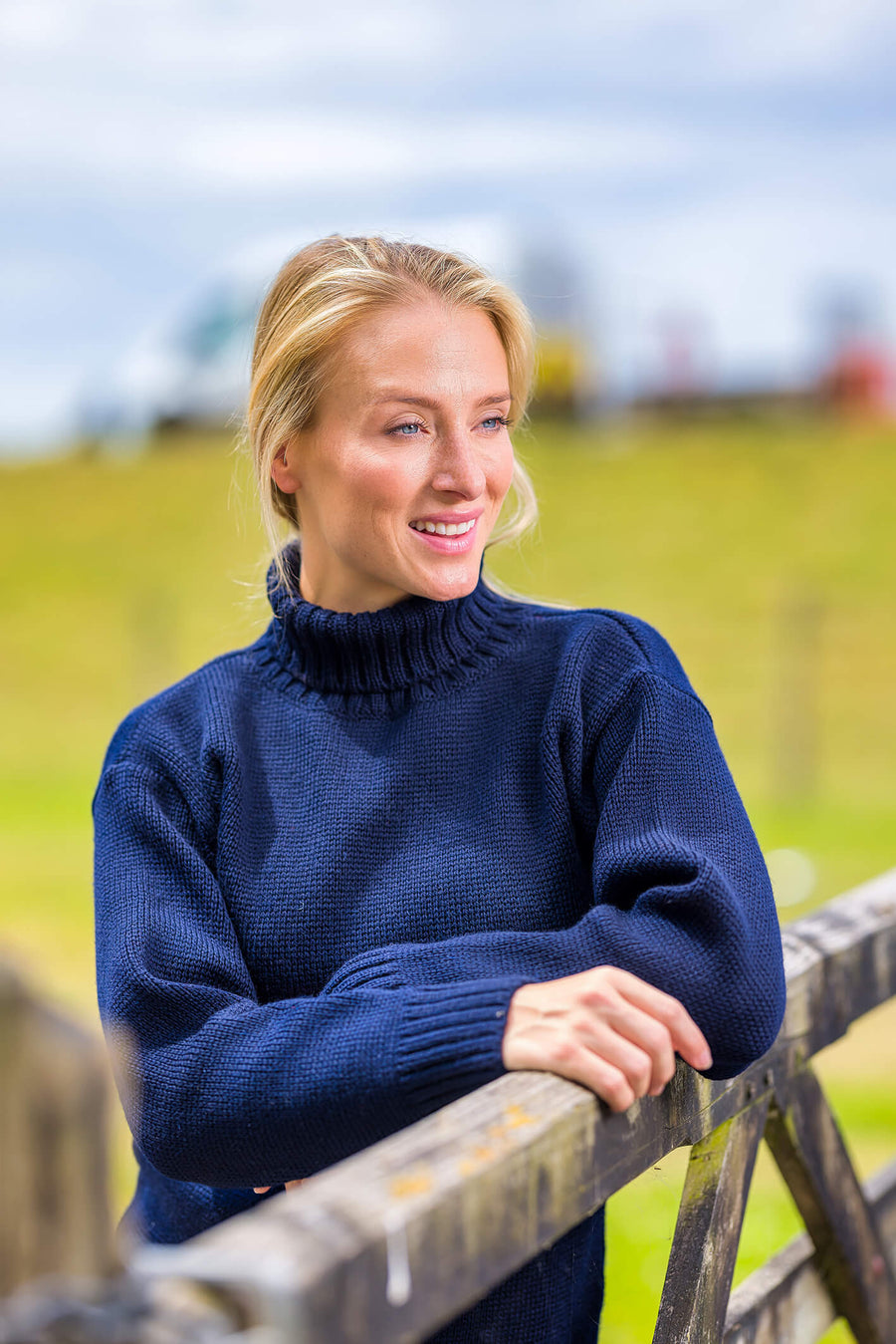 RELAXED ROLL NECK NAVY