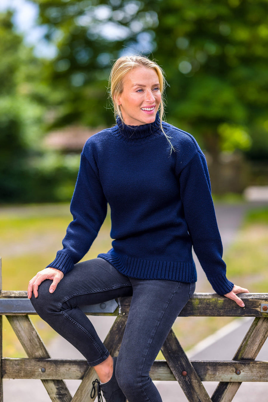 RELAXED ROLL NECK NAVY
